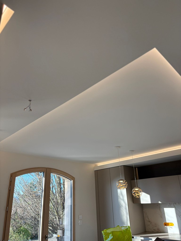 France BTP — plafond architectural et éclairage indirect, rénovation cuisine Paris 16e 75016